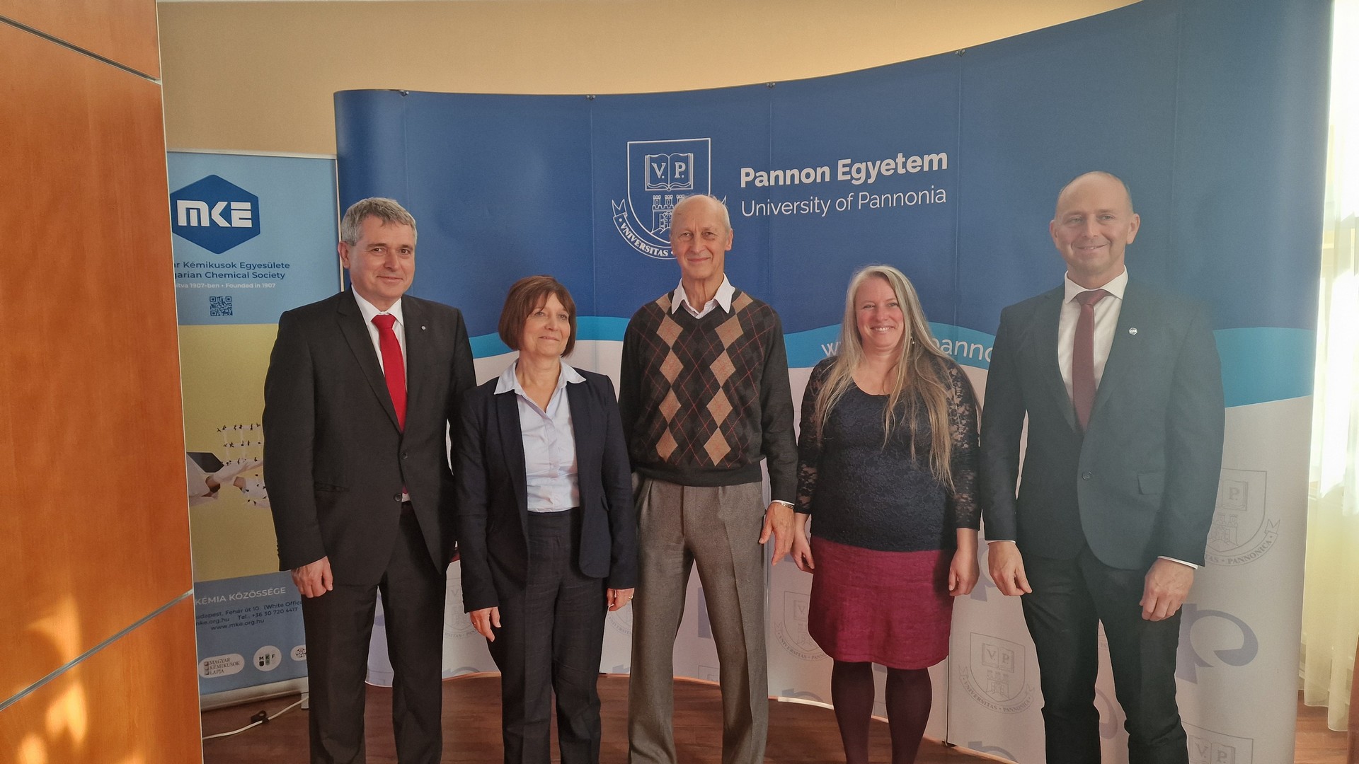 Bartha László emeritus professzort köszöntötték 80. születésnapján az MKE szakosztályi ülésén.