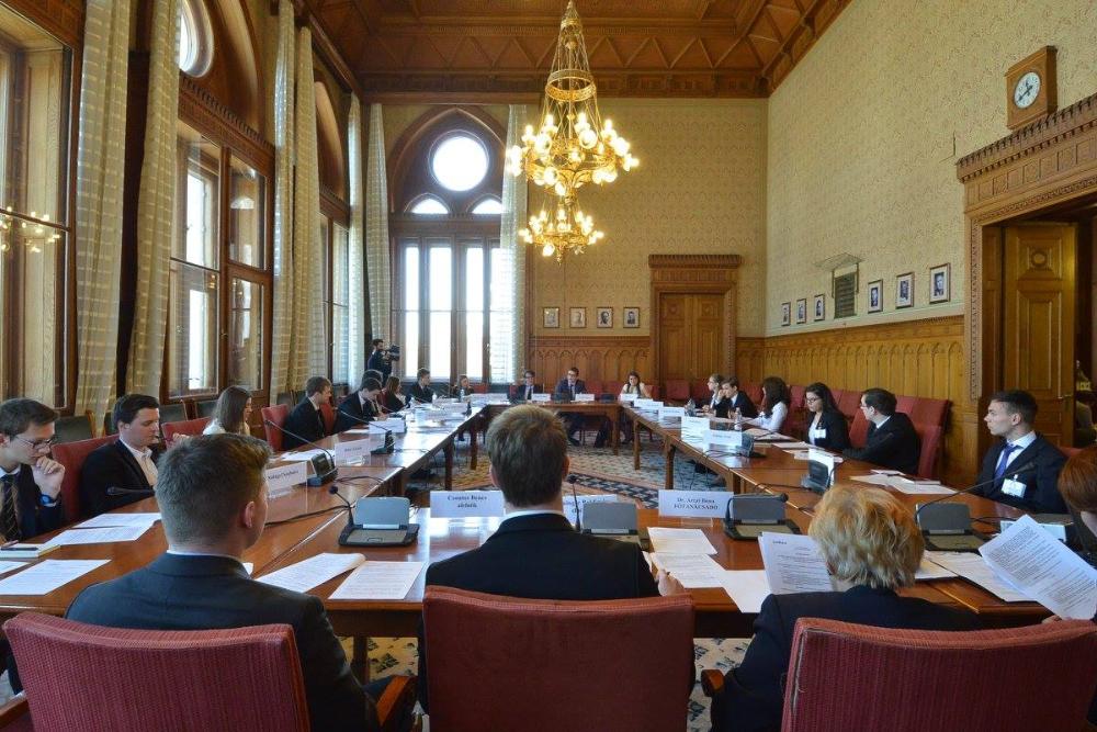 Mint-a-Parlament 2024: A jövő politikusainak próbája