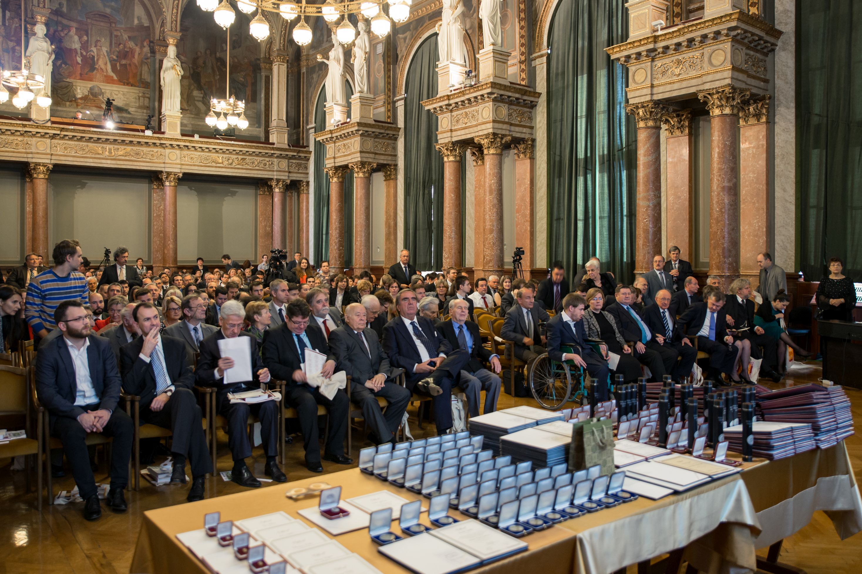 Átadták a﻿ Mestertanár és Pro Scientia Aranyéremeket